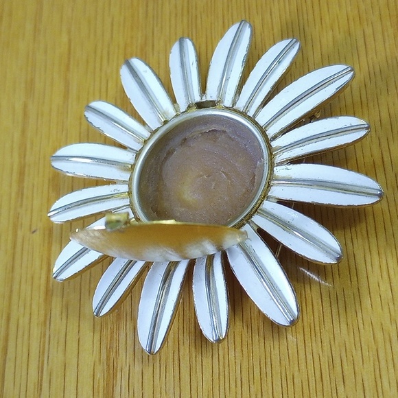 Vintage 1970’s Avon White goldtone Daisy Flower Perfume Brooch - Picture 4 of 8